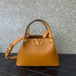 VALENTINO Garavani VLogo Signature Handbag with gold-tone VLogo hardware - Image 3