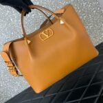 VALENTINO Garavani VLogo Signature Handbag with gold-tone VLogo hardware - Image 6