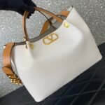 VALENTINO Garavani VLogo Signature Handbag with gold-tone VLogo hardware - Image 4