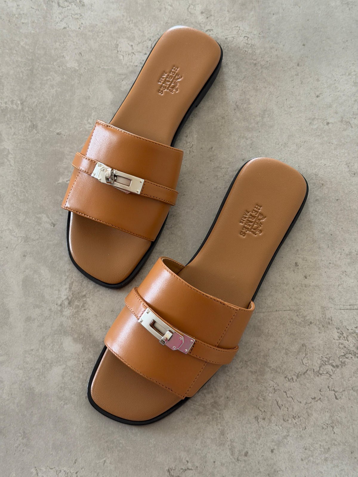 WhatsApp Image 2026-08-17 at 16.53.38 (2) Hermès Giulia Flat Sandals - Image 1