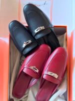 Hermès Oz Mules in goatskin with the iconic palladium-plated kelly buckle - Image 6
