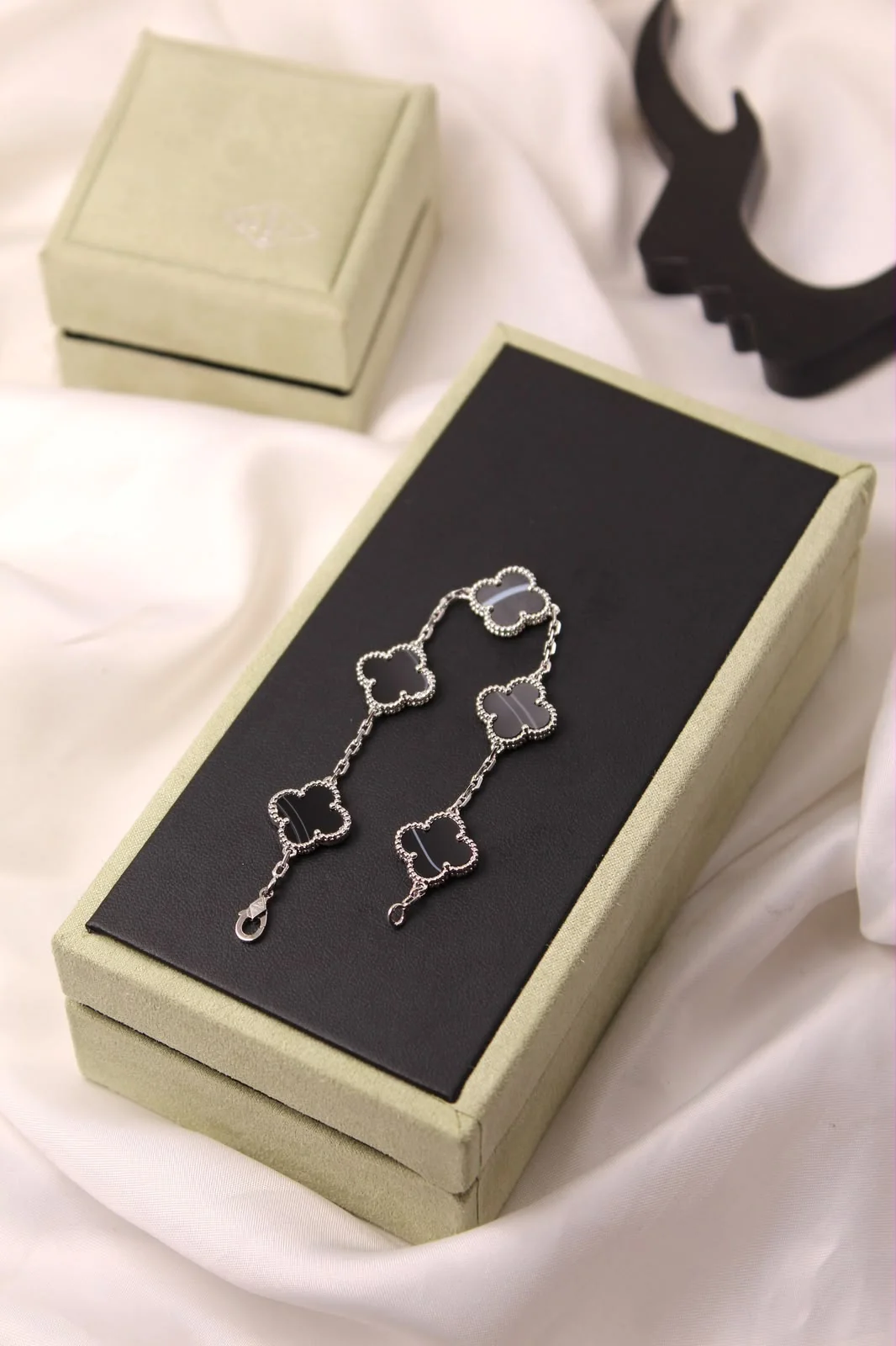 34e3f27a-086c-4be5-ace1-d253f2cd14ba Van Cleef & Arpels Vintage Alhambra Bracelet - Image 1