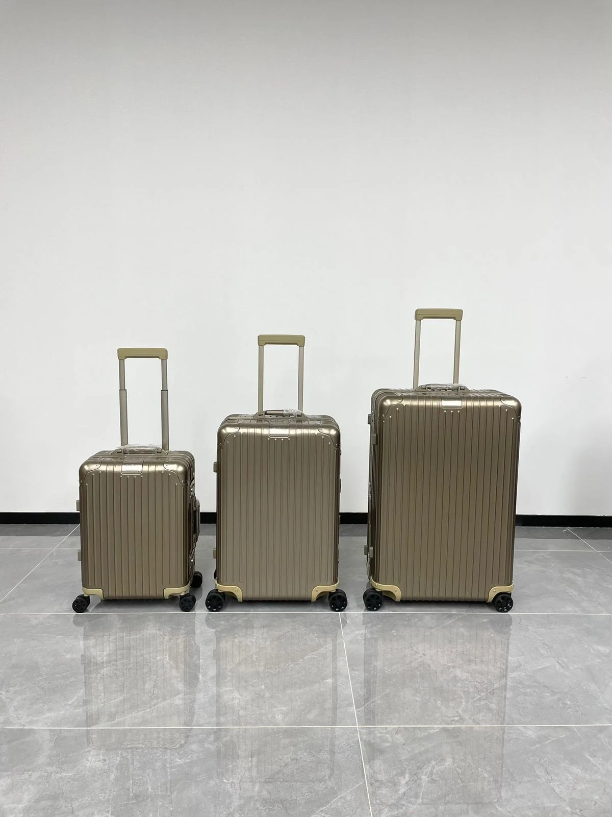 4af6e4ff-8a5a-4d26-855e-043fdca2b2c5 Rimowa Original Aluminium Suitcase Collection Titanium - Image 1