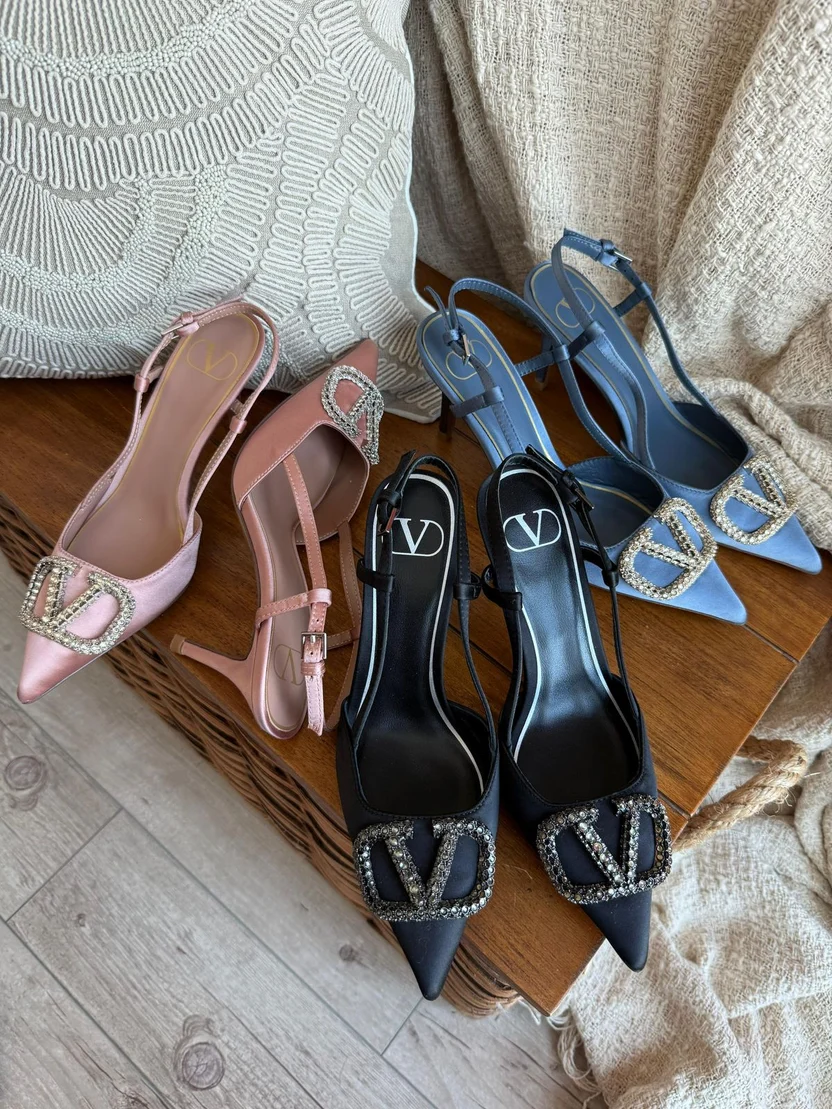 5629FA83-F4D0-48D2-83C3-D48DCA7856BA Valentino Garavani VLogo Signature - Image 1