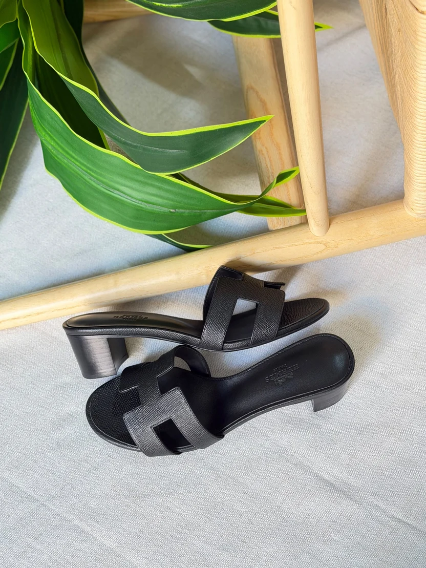 666da86f-2b62-4f58-97f5-3fa8388dabb4 Hermès Legend Sandal - Image 1